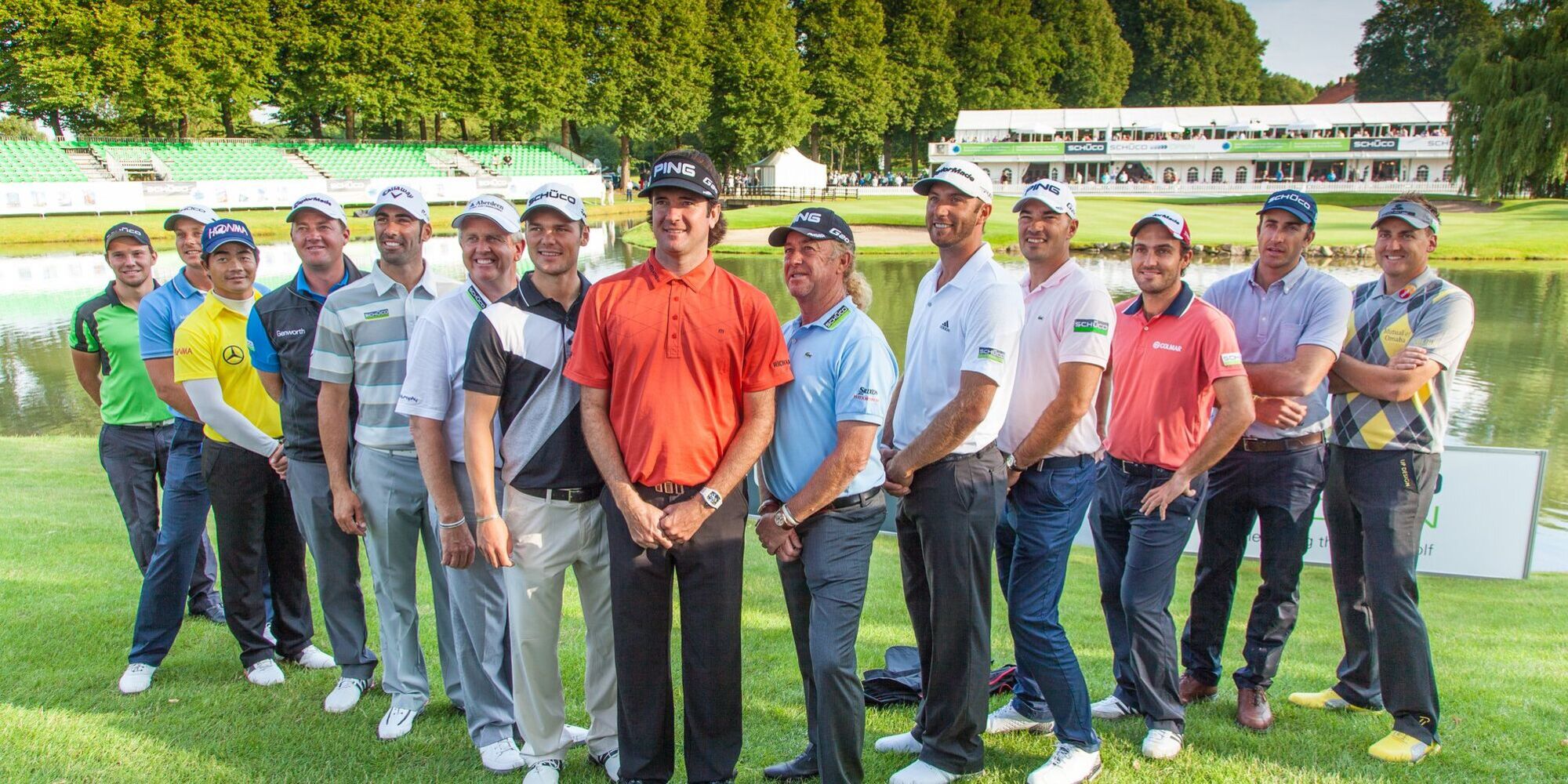 Teilnehmerfoto von den SchuecoOpen von 2012 vor dem Signiture hole Grün C9 auf Gut Kaden, u.a. mit Bubba Watson, Martin Kaymer, Dustin Johnson, Henrik Stenson, Miguel Ángel Jiménez