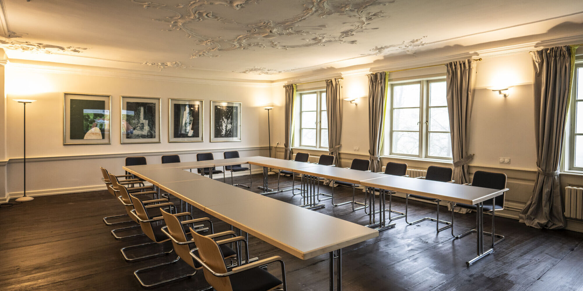Klassischer konferenzraum im historischen Herrenhaus auf Gut Kaden